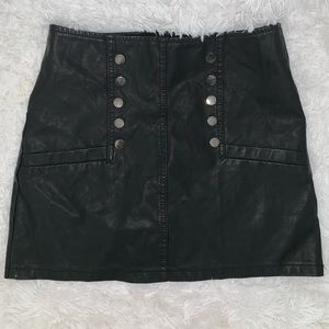 Medium black leather skirt w/ buttons in front 🌱